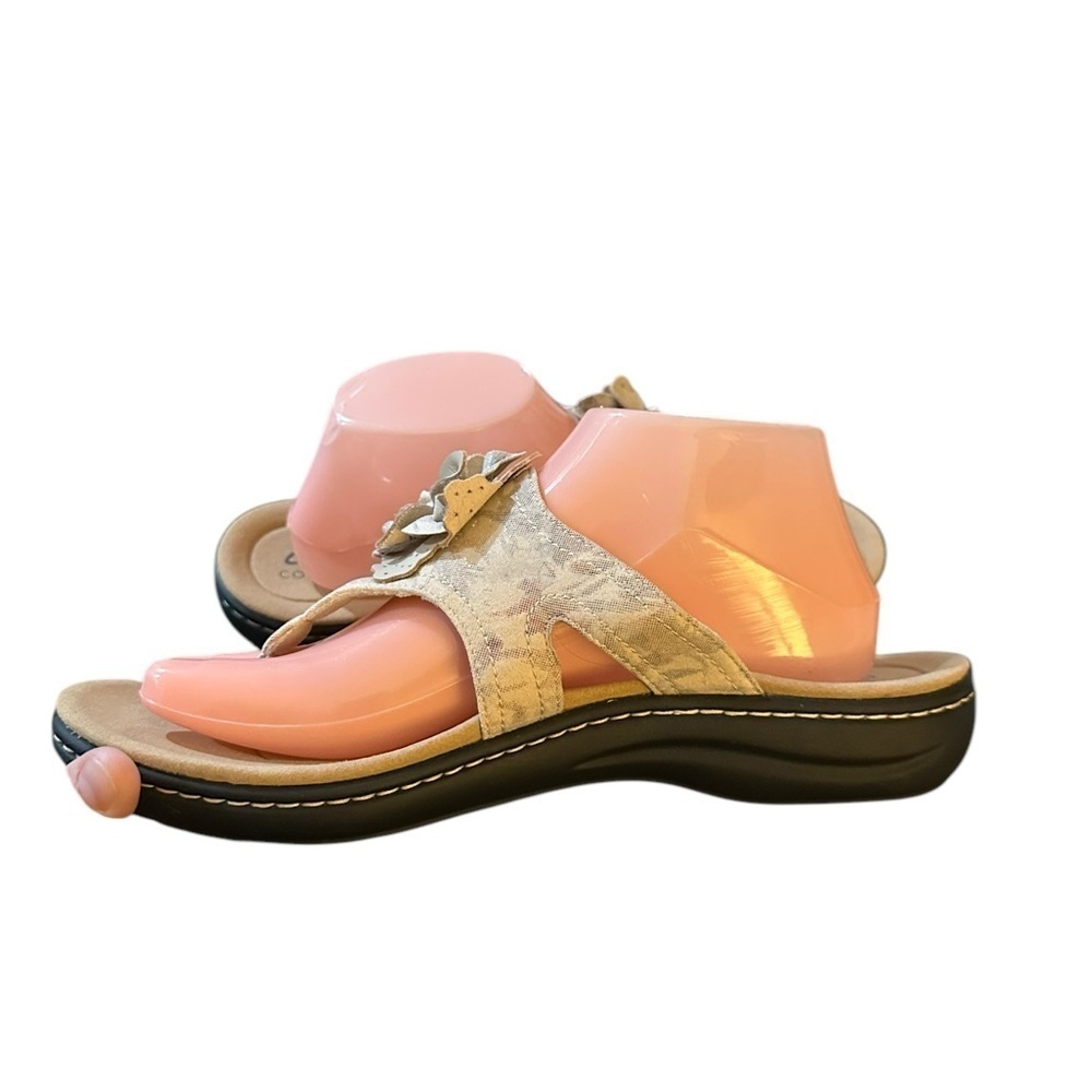 Clark’s Sand Beige Muted Floral Laurieann Gemma Thong Sandal Adjustable - Picture 3 of 10